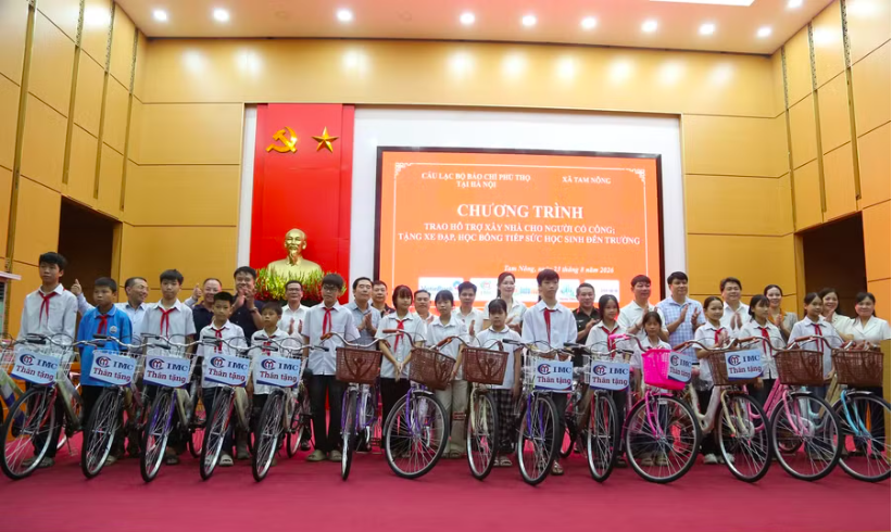 Trao quà và xe đạp cho học sinh khó khăn tại xã Tam Nông.