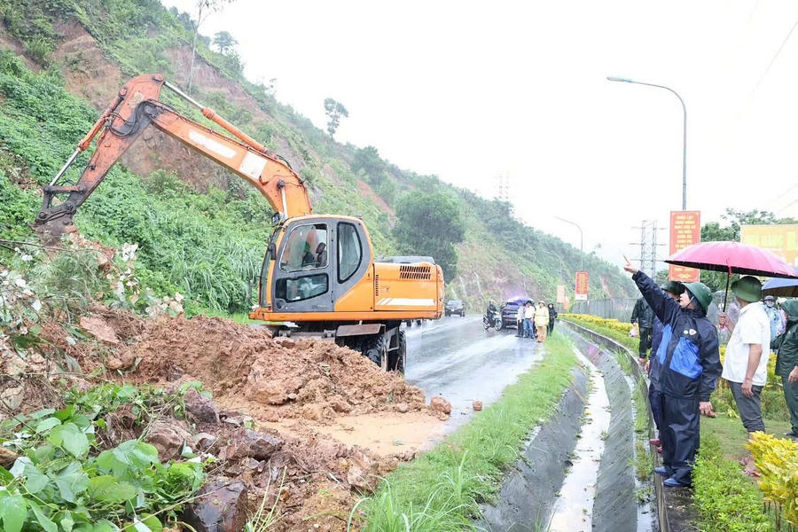 Lãnh đạo đặc khu Vân Đồn trực tiếp kiểm tra chỉ đạo điểm sạt lở, đảm bảo an toàn giao thông trong điều kiện mưa lớn tiếp diễn.