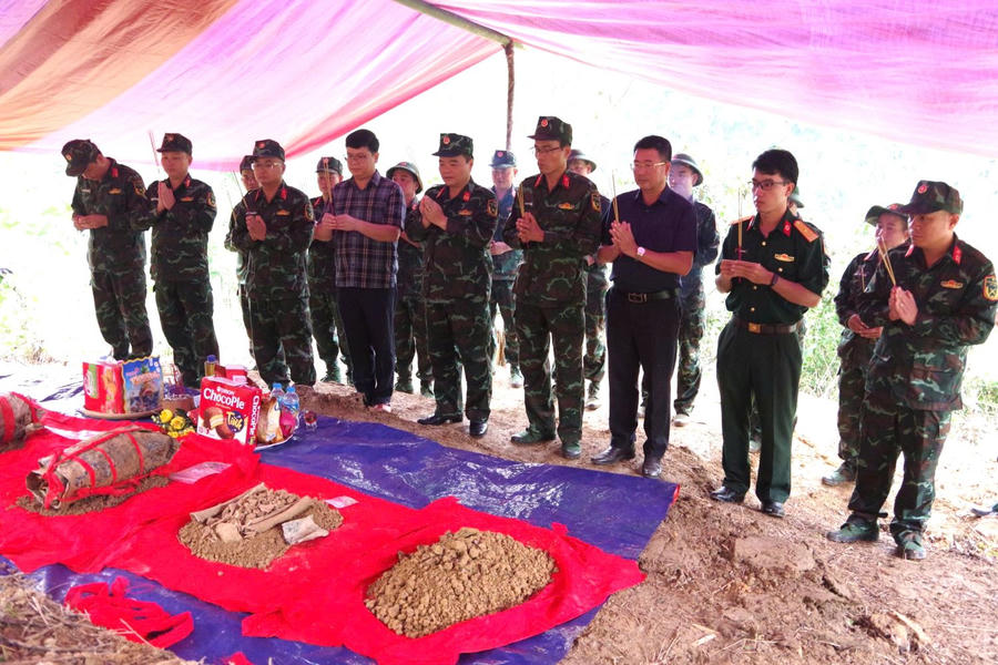 Đoàn công tác Bộ CHQS tỉnh Tuyên Quang thắp hương trước các hài cốt liệt sĩ được tìm thấy.