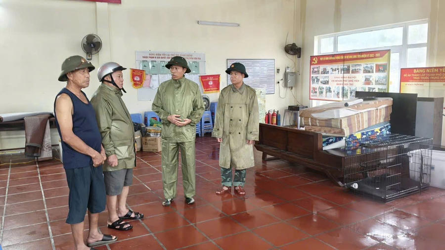 Cán bộ các địa phương kiểm tra, nắm tình hình tại điểm sơ tán, nơi người dân chủ động di chuyển người và tài sản đến nơi an toàn trước nguy cơ mưa lũ.