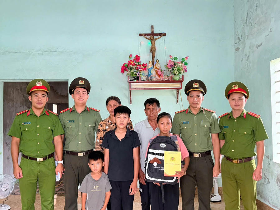 Những món quà thiết thực đến với "Em nuôi của đoàn" - Ảnh Công an Hà Tĩnh.