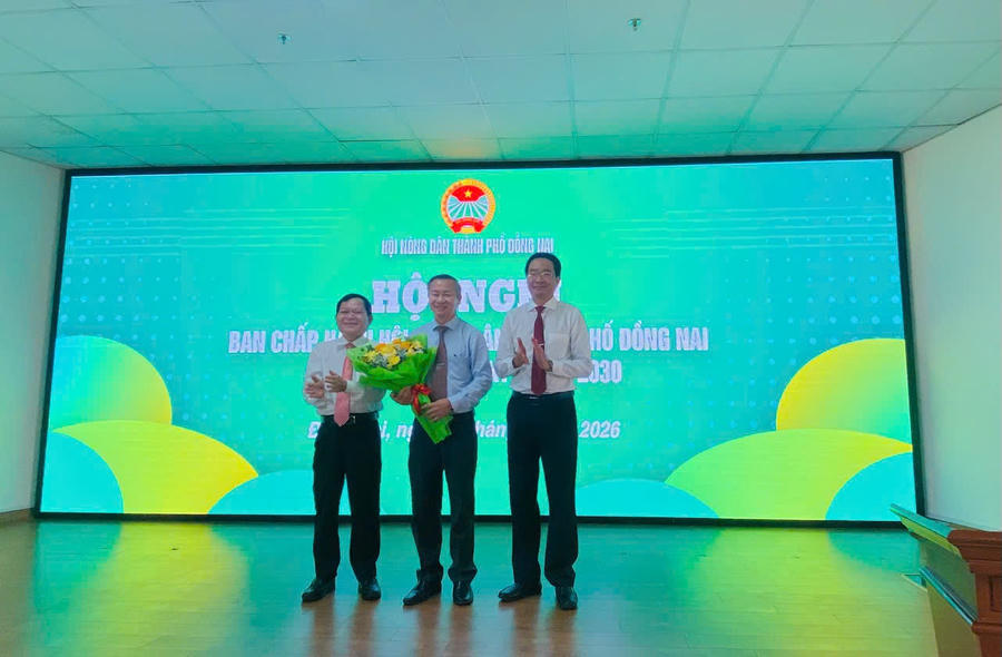 Ông Cao Tiến Sỹ nhận hoa chúc mừng. Ảnh: Duy Khương.