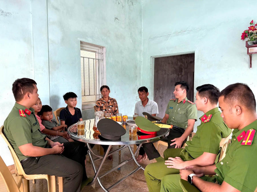 Công an phường Vũng Áng đã tổ chức thăm hỏi, động viên "Em nuôi của đoàn" - Ảnh Công an Hà Tĩnh.