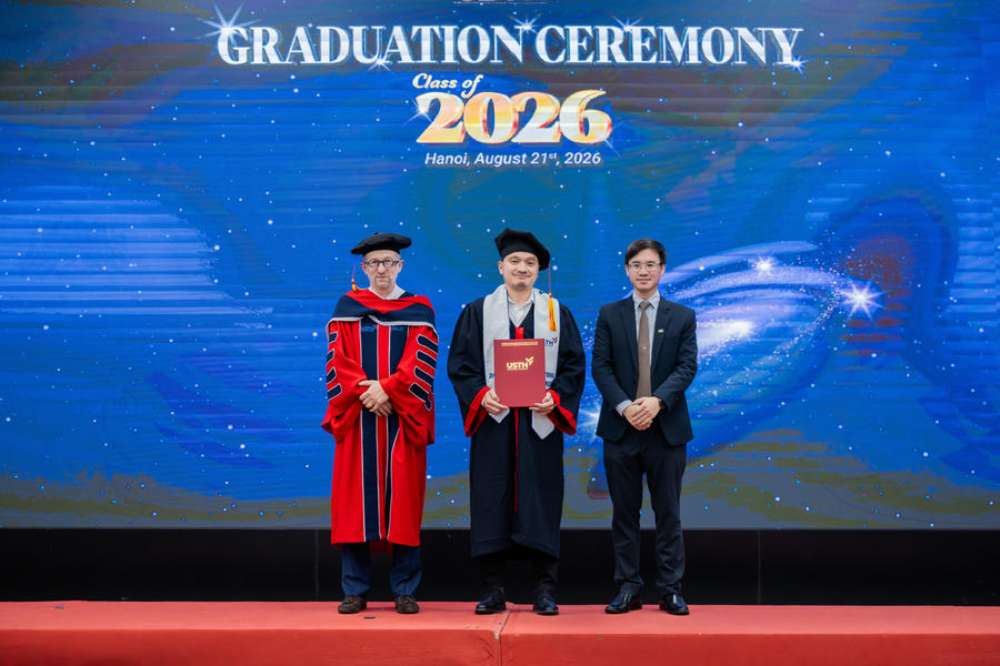 Ông Nguyễn Quang Thái nhận bằng Tiến sĩ tại lễ tốt nghiệp của USTH, đánh dấu chặng đường sáu năm học tập và nghiên cứu trong lĩnh vực khoa học y sinh.