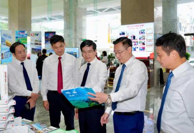 Đại biểu tham quan không gian trưng bày ấn phẩm mới của Báo và phát thanh, truyền hình Quảng Ninh.