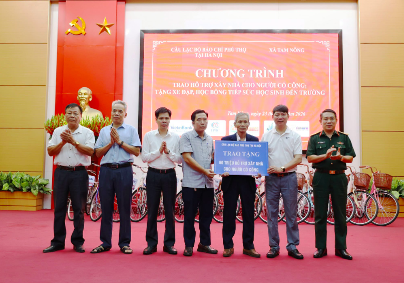 Câu lạc bộ báo chí Phú Thọ tại Hà Nội cùng một số mạnh thường quân đã trao tổng số tiền 60 triệu đồng hỗ trợ xây dựng nhà Đại đoàn kết  cho hộ gia đình tại xã Tam Nông.