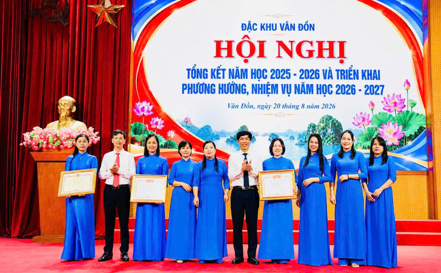 Các tập thể có thành tích xuất sắc trong năm học 2025-2026 được biểu dương tại hội nghị triển khai nhiệm vụ năm học mới của đặc khu Vân Đồn.