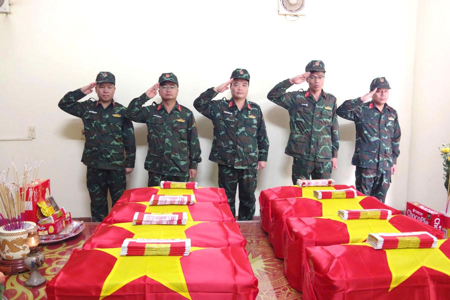 Cán bộ, nhân viên Bộ CHQS tỉnh Tuyên Quang kính cẩn thực hiện nghi thức chào các liệt sĩ tại Nhà quàn của Đội Tìm kiếm, quy tập hài cốt liệt sĩ.