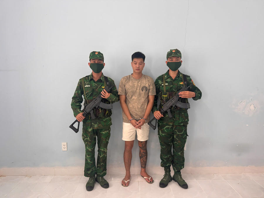 Đối tượng Mang Văn Do bị lực lượng chức năng bắt giữ (ảnh: Hải Bằng)