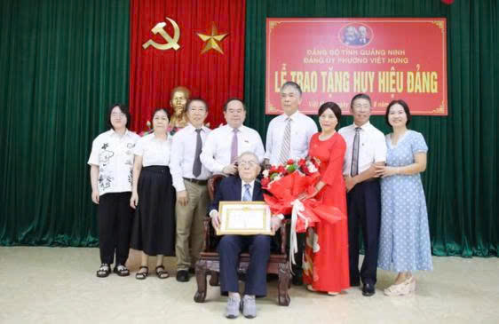 Ông Quản Minh Cường Bí thư Tỉnh ủy chụp ảnh cùng đảng viên 80 năm tuổi Đảng và gia đình.