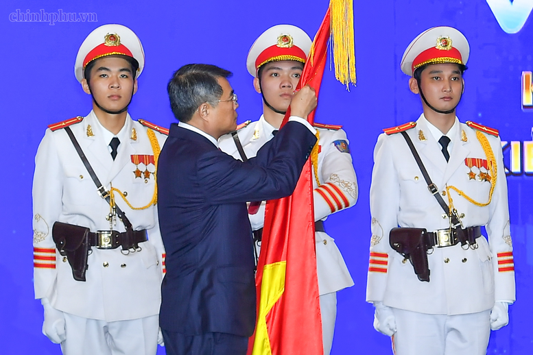 Thủ tướng Lê Minh Hưng gắn Huân chương Lao động hạng Nhất lên Cờ truyền thống của Hiệp hội Doanh nghiệp nhỏ và vừa - Ảnh: chinhphu.vn/Nhật Bắc