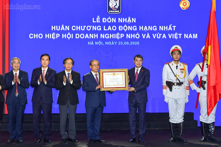 Thủ tướng Lê Minh Hưng trao Huân chương Lao động hạng Nhất tặng Hiệp hội Doanh nghiệp nhỏ và vừa - Ảnh: chinhphu.vn/Nhật Bắc