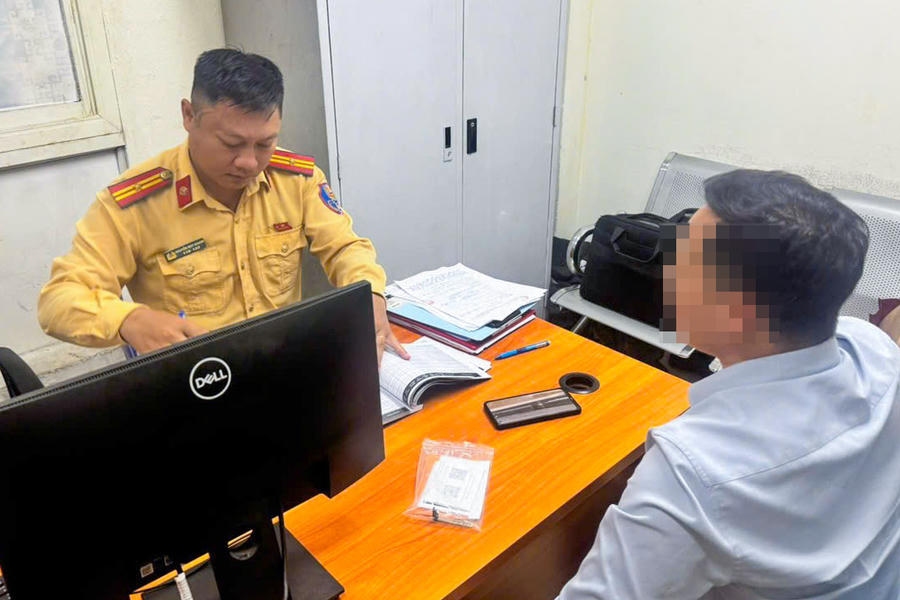 CSGT làm việc với tài xế xe ô tô gắn 2 biển kiểm soát.