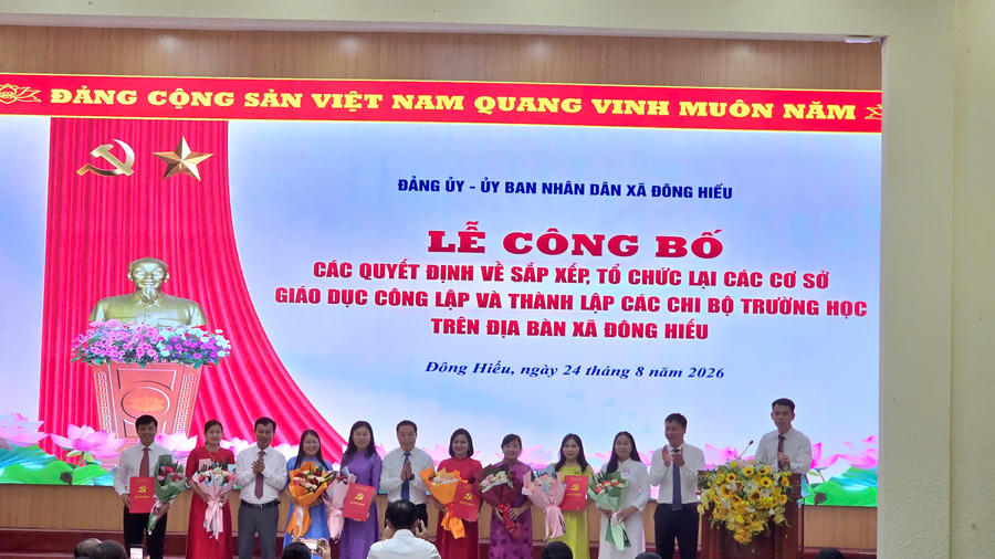 Tân hiệu trưởng các trường trên địa bàn xã Đông Hiếu nhận quyết định bổ nhiệm.