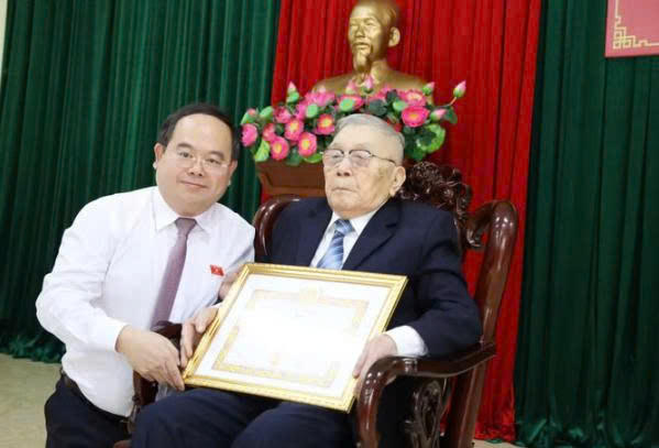 Ông Quản Minh Cường, Bí thư Tỉnh ủy trân trọng trao Huy hiệu 80 năm tuổi Đảng cho đảng viên Hoàng Huệ, Chi bộ khu phố Hà Khẩu 5, phường Việt Hưng.