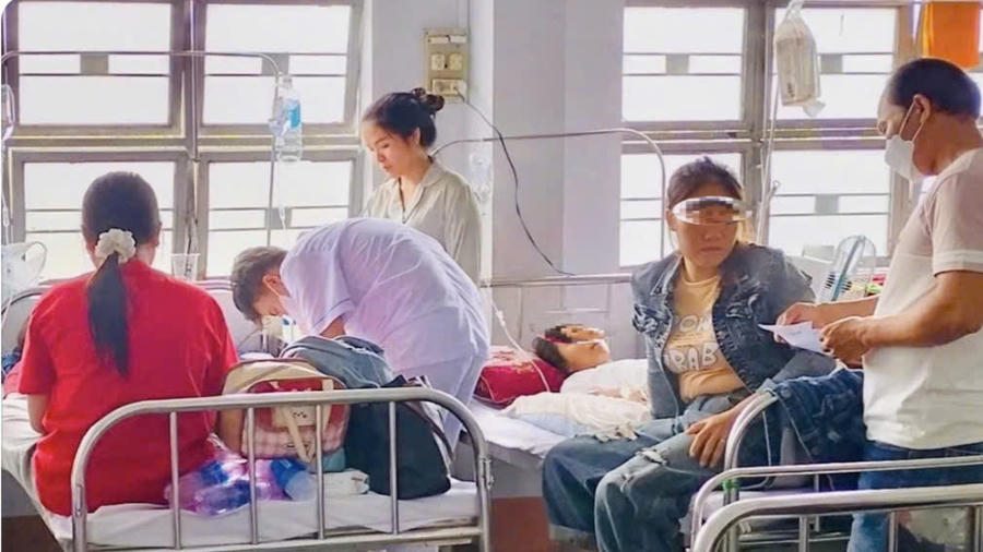Đến 15 giờ ngày 25/8, Trung tâm Y tế An Khê đã tiếp nhận và điều trị 105 bệnh nhân với các triệu chứng nghi ngộ độc thực phẩm. Ảnh: T.H