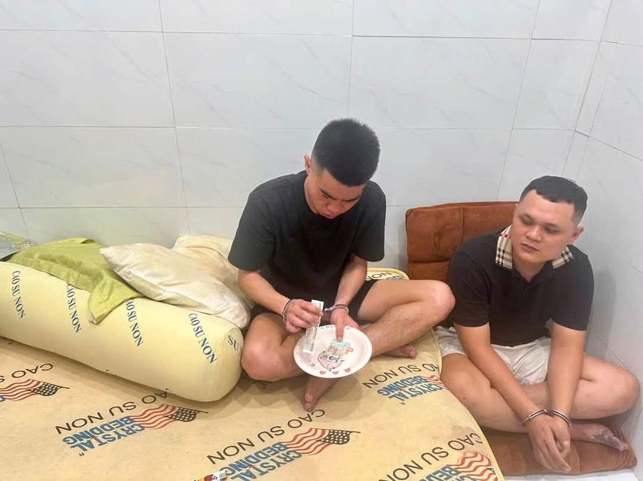 Các đối tượng bị bắt quả tang. Ảnh: Công an Đại Phước.