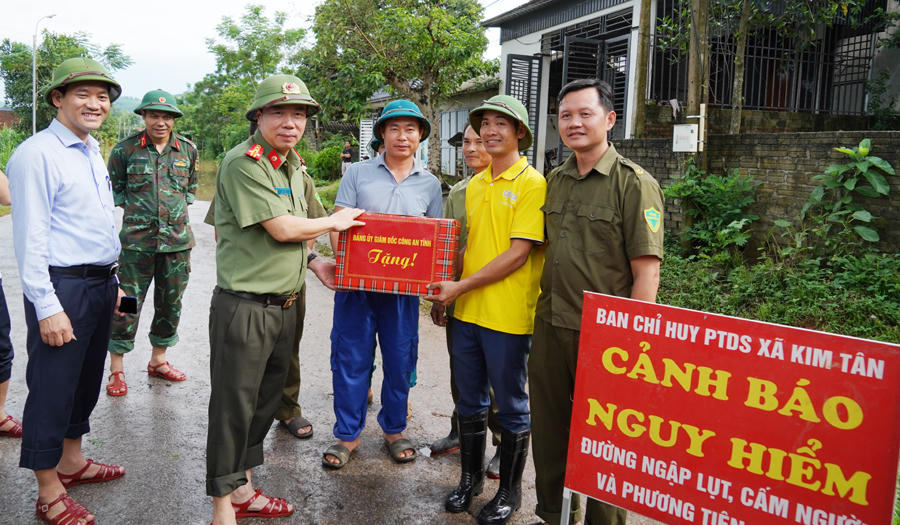 Đồng chí Giám đốc Công an tỉnh thăm, tặng quà động viên các tổ, chốt đang thực hiện nhiệm vụ trên địa bàn xã Kim Tân.
