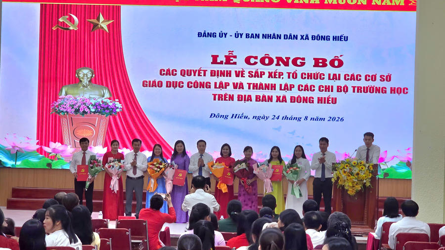 Thạc sĩ Nguyễn Trọng Tuấn (ngoài cùng bên trái) được bổ nhiệm giữ chức Hiệu trưởng Trường THCS Đông Hiếu.