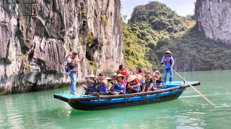 Du khách tham quan Vịnh Hạ Long