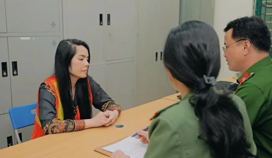 Công an lấy lời khai với bị can Kiều Thanh - Ảnh: HOÀNG NAM