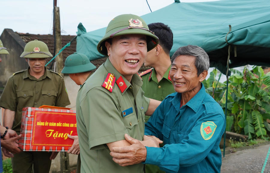 Đồng chí Giám đốc Công an tỉnh thăm hỏi, tặng quà động viên lực lượng chức năng thực hiện nhiệm vụ phòng, chống bão lụt tại xã Hà Long và Kim Tân.