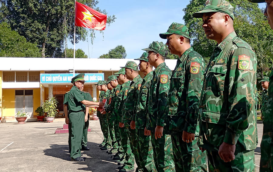 Thượng tá Lê Trọng Tình trao quyết định điều động Huấn luyện viên, Chó nghiệp vụ tăng cường các đơn vị trong BĐBP tỉnh (ảnh: Đinh Quân)
