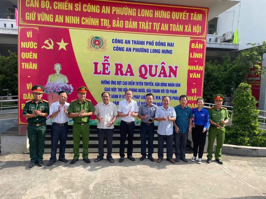 Công an phường Long Hưng ra quân hưởng ứng cao điểm vận động nhân dân giao nộp vũ khí, vật liệu nổ và pháo.