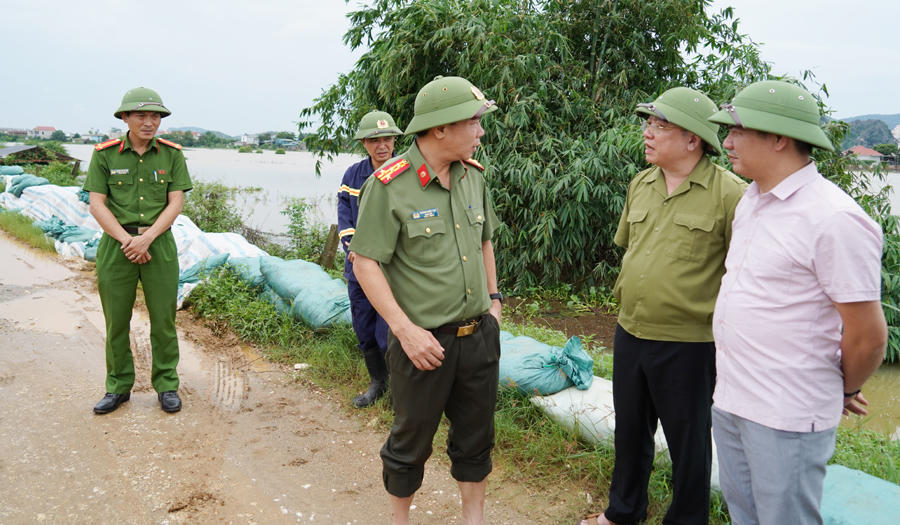 Đoàn công tác kiểm tra công tác bảo đảm an toàn trên khu vực đê sông Hoạt, xã Hà Long.