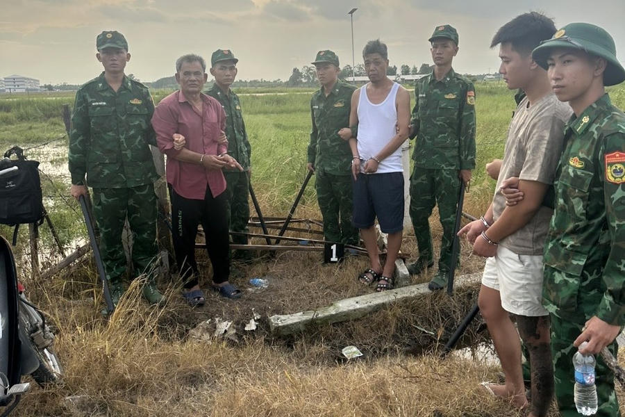 Các đối tượng Mang Văn Do và Trần Văn Công bị bắt giữ khi đang tổ chức cho ông Onomura Hiromitsu xuất cảnh trái phép sang Campuchia (ảnh: Hải Bằng)