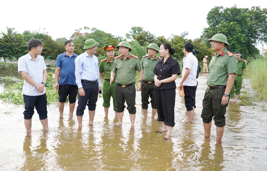 Đoàn công tác kiểm tra tại khu vực ngập sâu trên địa bàn xã Kim Tân.