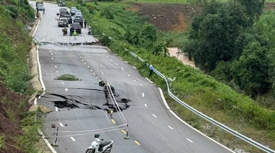 Điểm sạt lở tại Km66+200, QL4B. (Ảnh: Cục Đường bộ Việt Nam) Điểm sạt lở tại Km66+200, QL4B. (Ảnh: Cục Đường bộ Việt Nam)