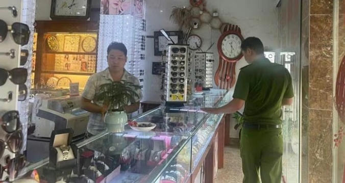 Công an xã Lập Thạch kiểm tra việc chấp hành pháp luật tại cơ sở kinh doanh do Nguyễn An Bình làm chủ.