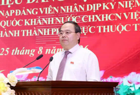 Ông Quản Minh Cường Bí thư Tỉnh ủy phát biểu tại buổi lễ trao Huy hiệu Đảng của Đảng bộ phường Uông Bí.