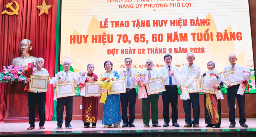Phường Phú Lợi trao, truy tặng Huy hiệu Đảng cho 470 đảng viên dịp Quốc khánh. Ảnh P.Phú Lợi