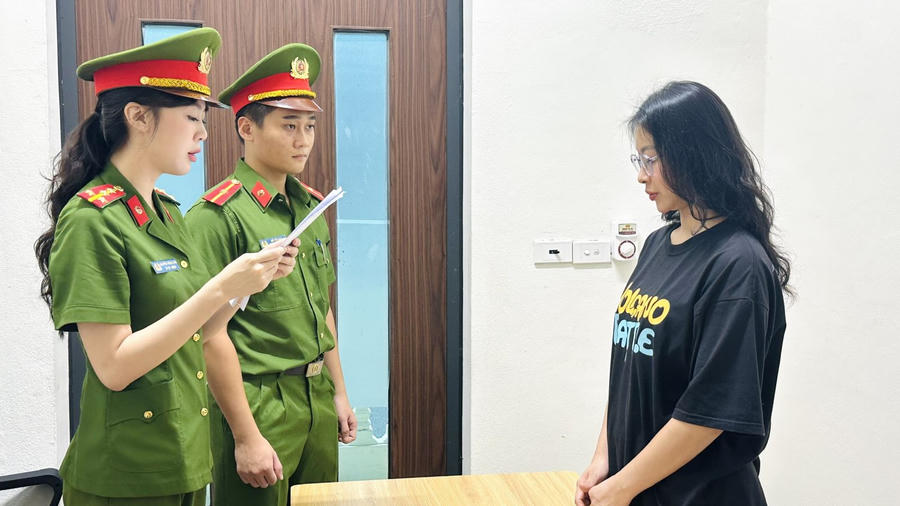 Cơ quan CSĐT tiến hành đọc quyết định khởi tố bị can đối với Lê Thị Thanh Hằng. Ảnh Công an tỉnh Thanh Hoá Cơ quan CSĐT tiến hành đọc quyết định khởi tố bị can đối với Lê Thị Thanh Hằng. Ảnh Công an tỉnh Thanh Hoá