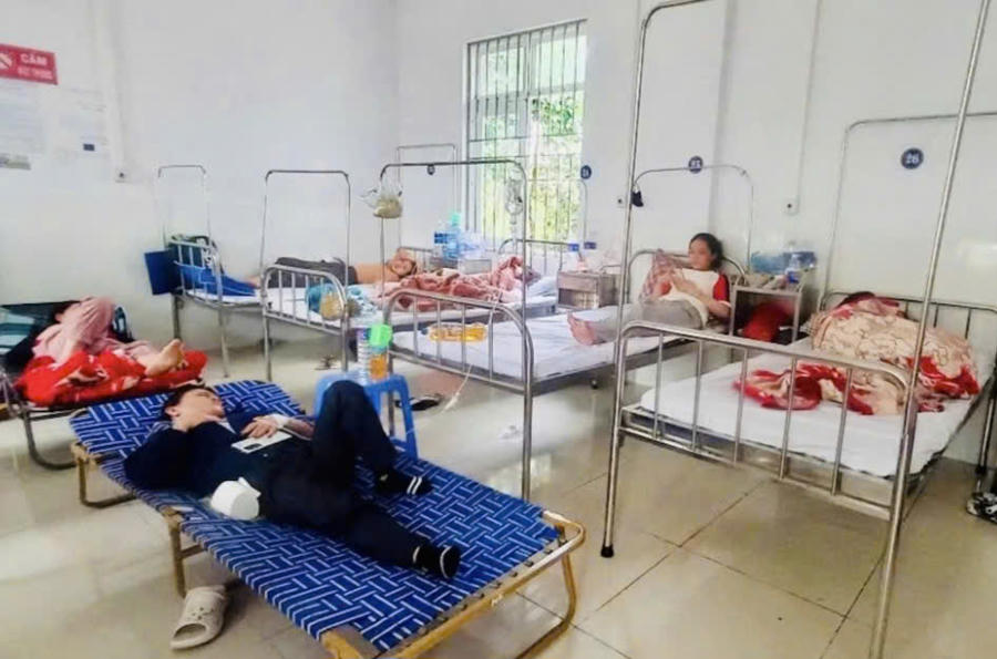  Phần lớn người bệnh nhập viện trong tình trạng đau quặn bụng, tiêu chảy nhiều lần, nôn ói và sốt sau khi sử dụng bánh mì thập cẩm.
