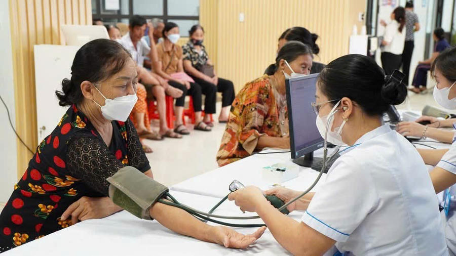 Khám, chăm sóc sức khỏe cho người dân tại Bệnh viện Đa khoa khu vực Vân Đồn.