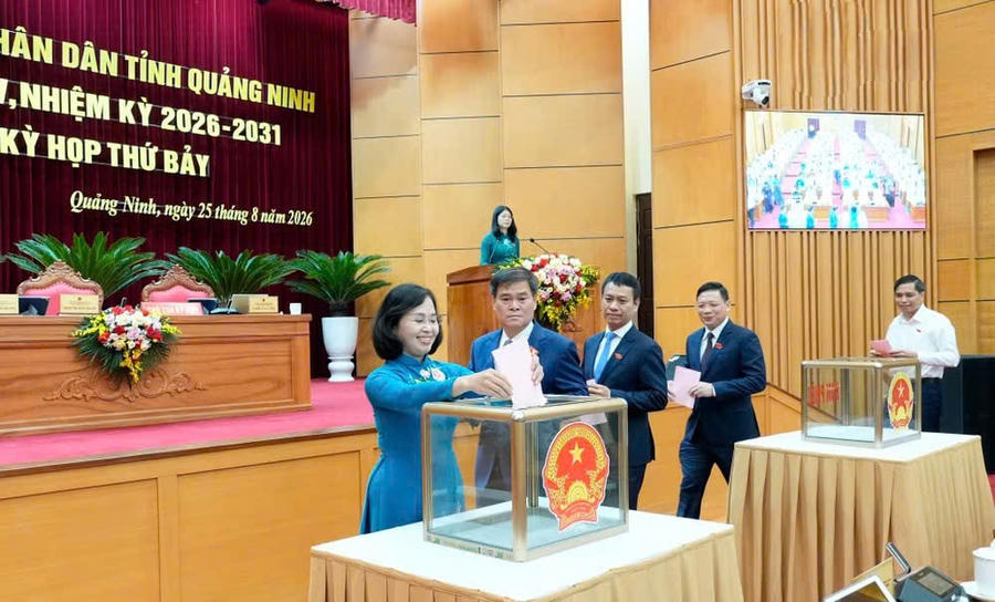 Đại biểu HĐND tỉnh Quảng Ninh bỏ phiếu bầu chức danh Phó Chủ tịch UBND tỉnh khóa XV, nhiệm kỳ 2026-2031.