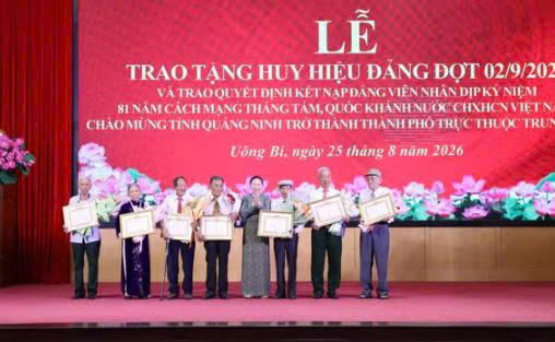 Trưởng Ban Tổ chức Tỉnh ủy trao Huy hiệu Đảng cho các đảng viên thuộc Đảng bộ phường Uông Bí.