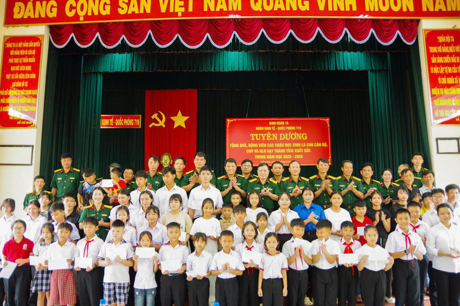 Các cháu học sinh là con Cán bộ, CNV, NLĐ của Đoàn Kinh tế-Quốc phòng 719 chụp hình lưu niệm.