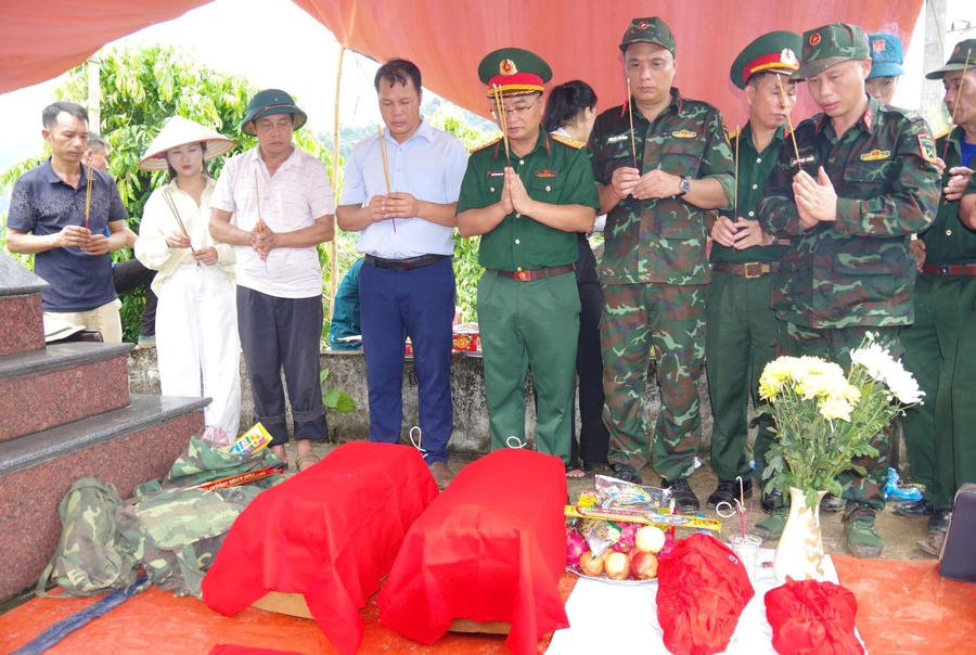 Thượng tá Nguyễn Trung Kiên cùng cán bộ, chiến sĩ và người dân địa phương dâng hương tưởng niệm các liệt sĩ.