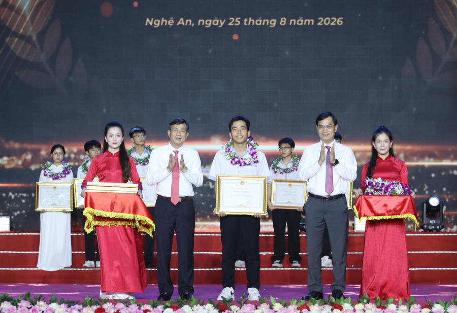 Tặng hoa và trao Bằng khen của UBND tỉnh cho các em học sinh đạt điểm cao trong Kỳ thi tốt nghiệp THPT năm 2026.