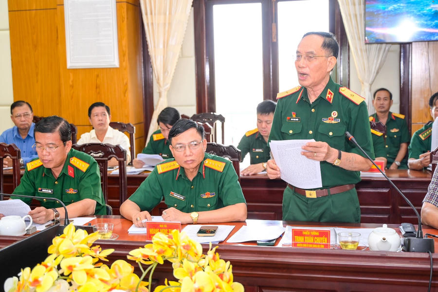 Thiếu tướng Trịnh Xuân Chiến, Nguyên Chính ủy Binh chủng Đặc công phát biểu trao đổi tại Hội thảo. (Ảnh: Cổng TTĐT tỉnh An Giang)