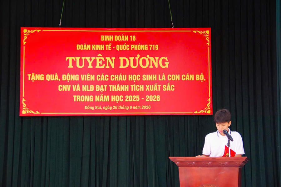 Cháu Vũ Chí Cường, đại diện cho các cháu học sinh có thành tích xuất sắc năm học 2025-2026 phát biểu cảm ơn Đảng ủy, Chỉ huy Đoàn KT-QP 719