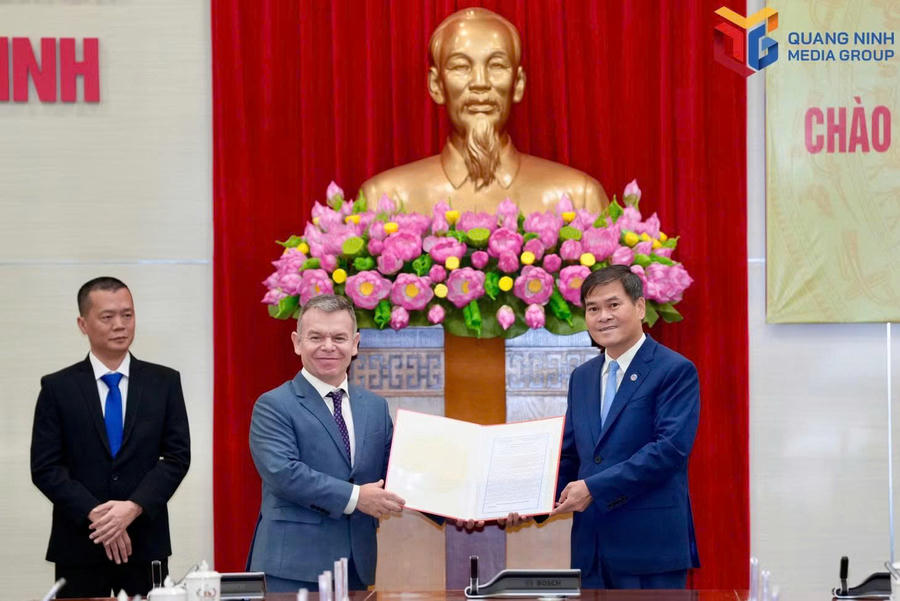 Ông Bùi Văn Khắng, Phó Bí thư Tỉnh ủy, Chủ tịch UBND tỉnh trao giấy chứng nhận đăng ký đầu tư cho Dự án S-Việt Nam cho đại diện Tập đoàn Foxcom.Ảnh: Báo Quảng Ninh