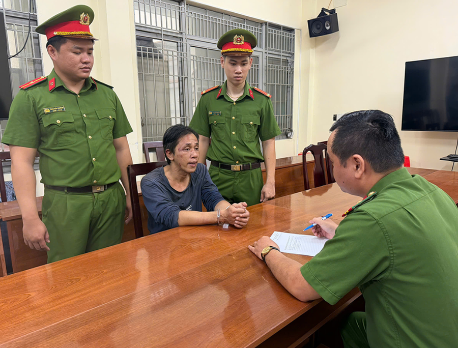 Công an bắt giữ đối tượng cướp tiệm vàng. Ảnh: Công an nhân