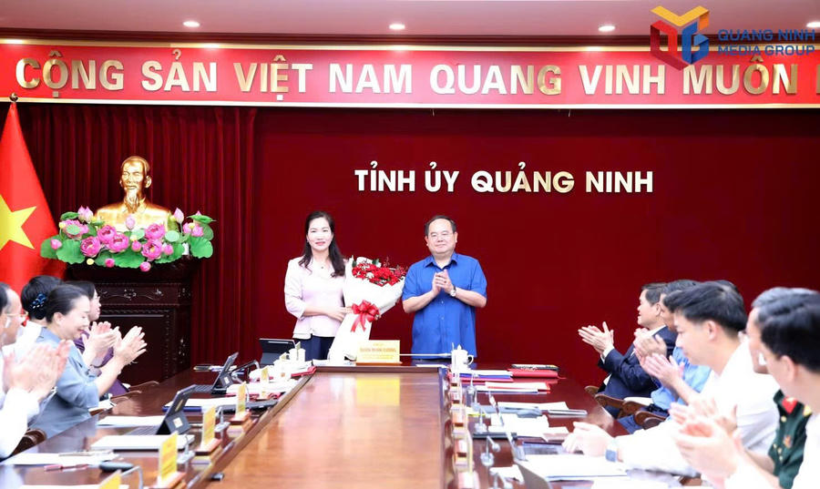 Ông Quản Minh Cường, Ủy viên Trung ương Đảng, Bí thư Tỉnh ủy, Trưởng Đoàn ĐBQH tỉnh, tặng hoa chúc mừng bà Nguyễn Thị Hạnh, Ủy viên Ban Thường vụ, Trưởng Ban Tuyên giáo Tỉnh ủy. Ảnh: Báo Quảng Ninh Ông Quản Minh Cường, Ủy viên Trung ương Đảng, Bí thư Tỉnh ủy, Trưởng Đoàn ĐBQH tỉnh, tặng hoa chúc mừng bà Nguyễn Thị Hạnh, Ủy viên Ban Thường vụ, Trưởng Ban Tuyên giáo Tỉnh ủy. Ảnh: Báo Quảng Ninh
