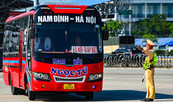 Cảnh sát kiểm tra một xe khách trên cao tốc - Ảnh: Hồng Quang Cảnh sát kiểm tra một xe khách trên cao tốc - Ảnh: Hồng Quang