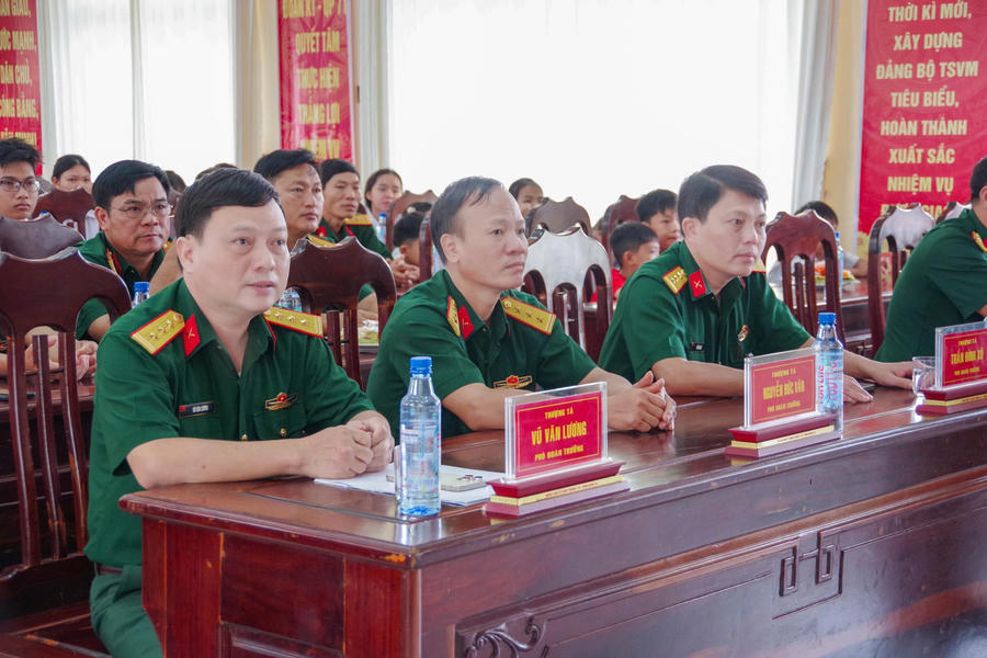 Các đại biểu tham dự lễ tuyên dương, khen thưởng và tặng quà cho 146 học sinh.